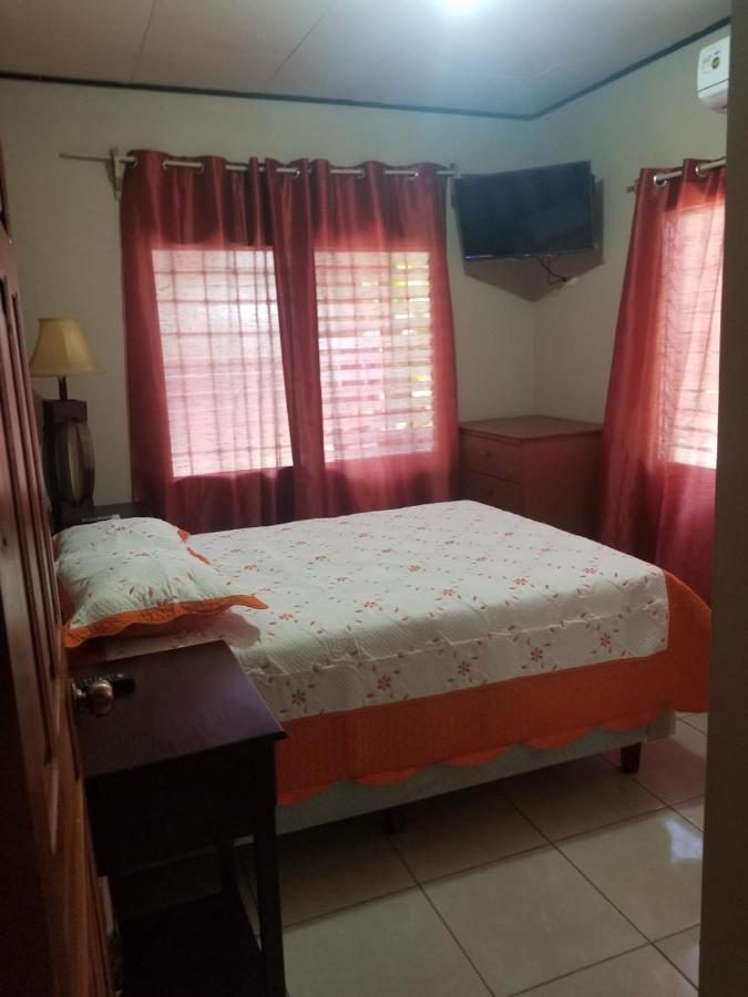 Elizabeth Enchantments La Ceiba Exterior photo