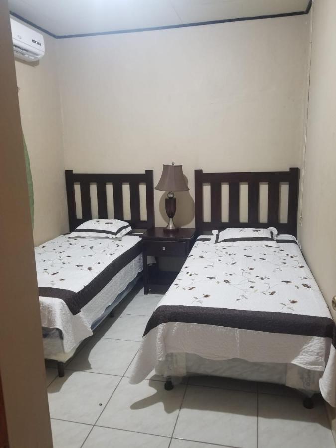 Elizabeth Enchantments La Ceiba Exterior photo